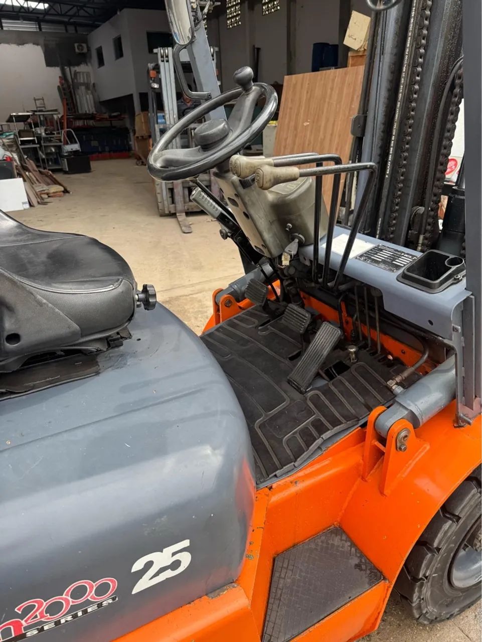 Empilhadeira heli 2,5 tonelada 2013 100% revisada ?