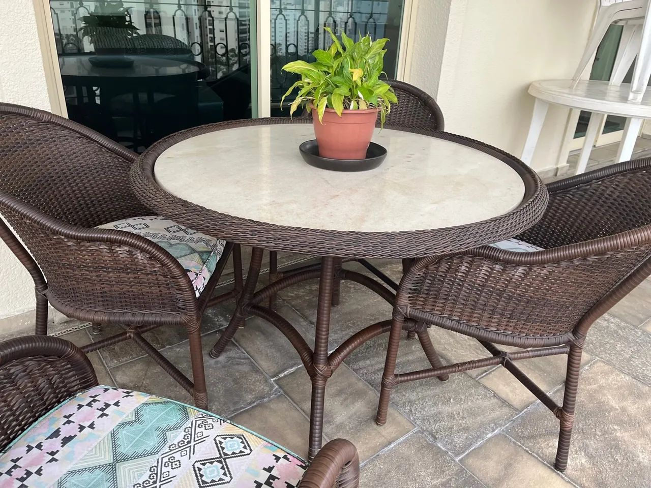 Mesa de Jardim ou varanda com tampo em mármore em Madeira com 4 Cadeiras