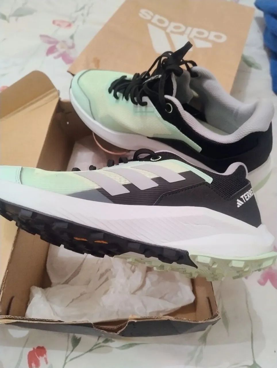 Tênis Adidas original N40, de corrida e caminhada - Calçados