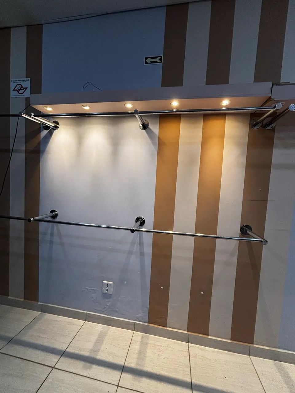 Conjunto de arara de parede com Led - Foto 2