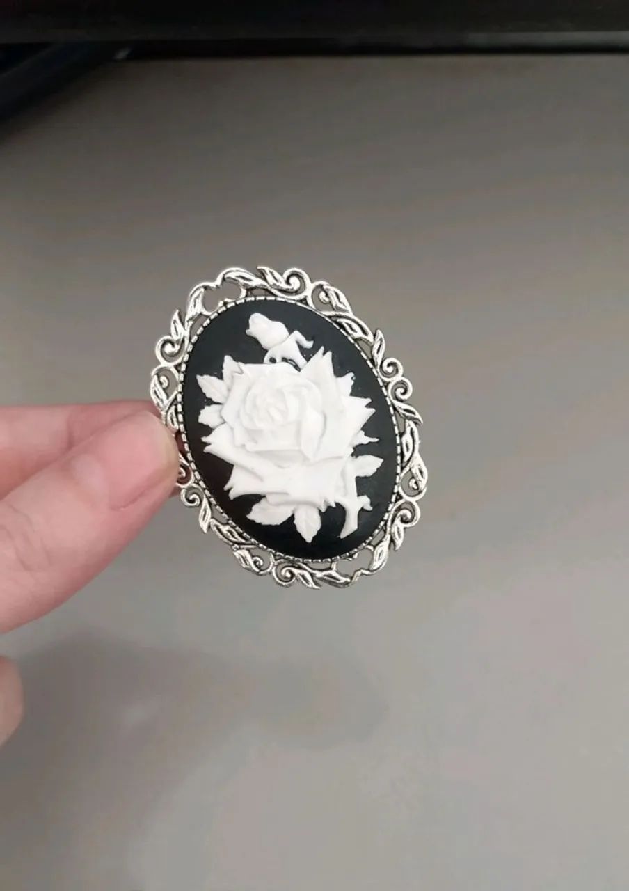 Broche de Camafeu Oval com Flor Branca (novo) - Foto 3