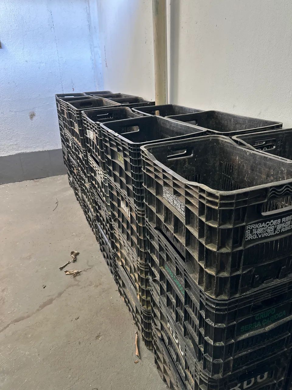 Caixa plástica hortifruti empilhavel reforçada 