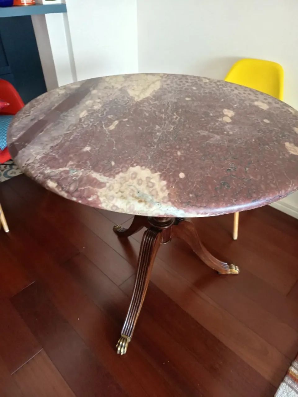 Mesa de jantar de mármore pequena