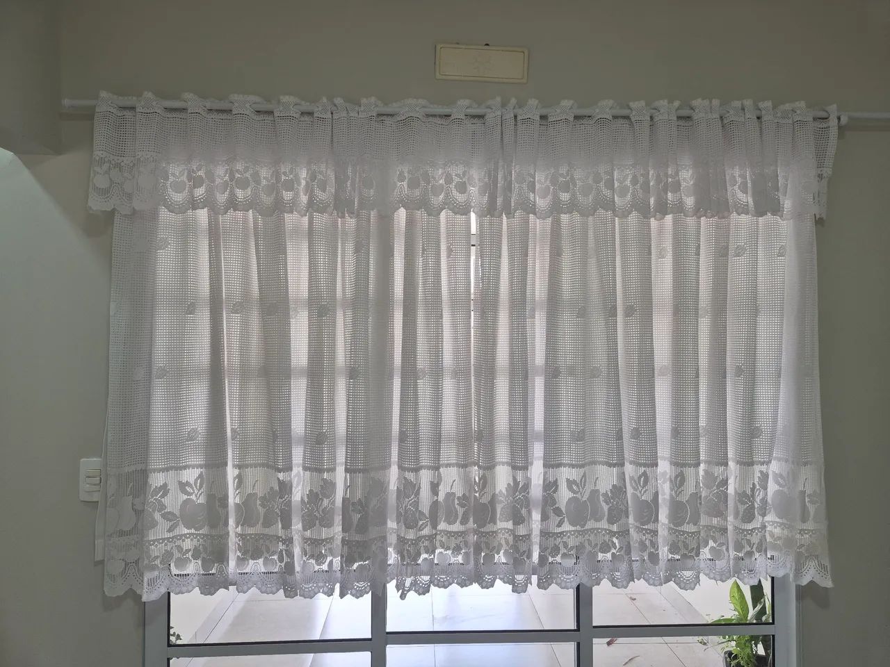 Cortina de Renda com Bando