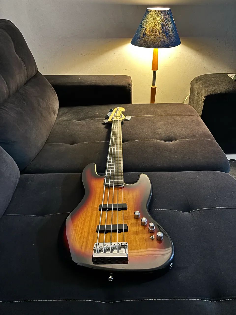 Squier Deluxe V active