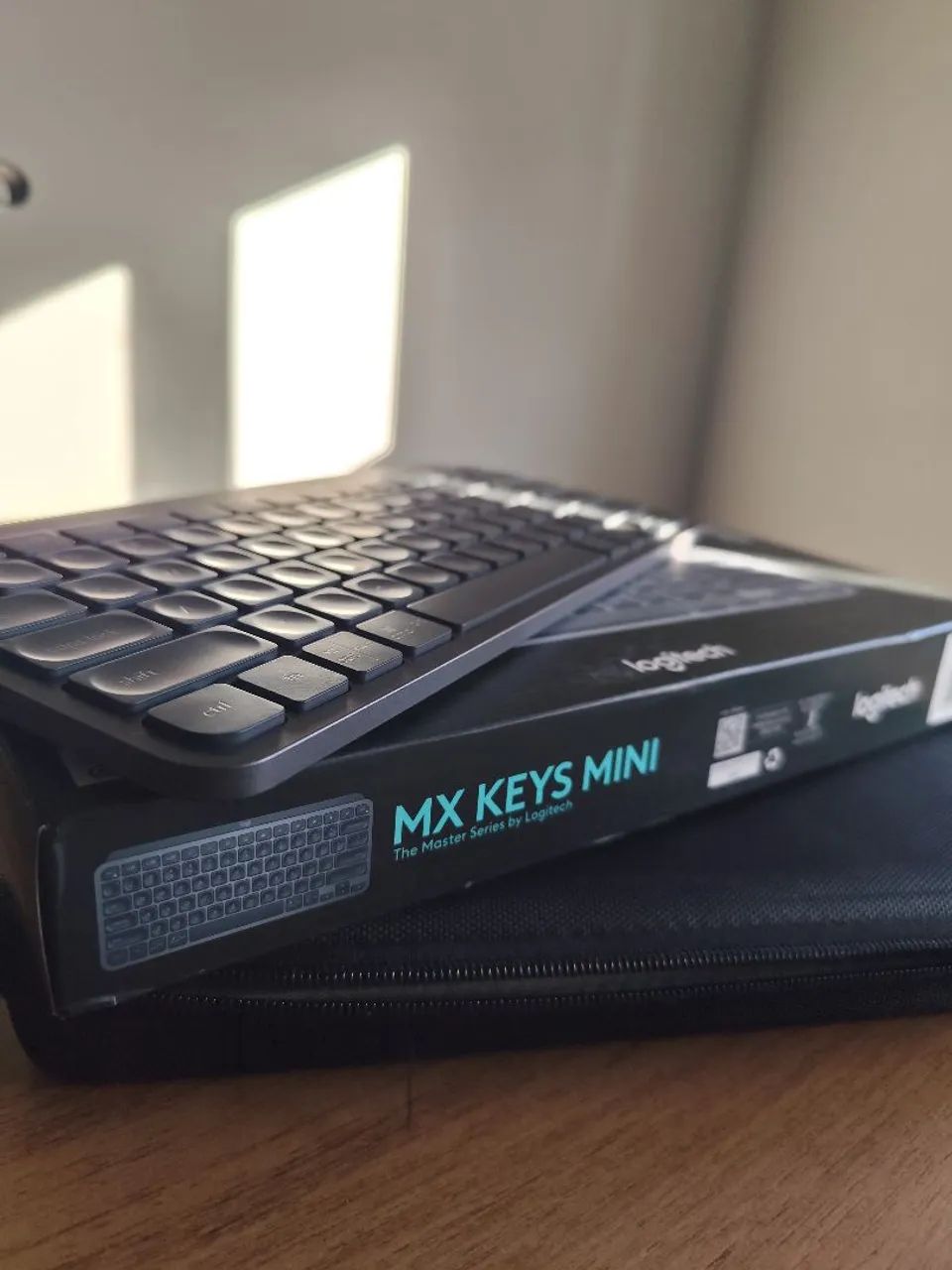 Teclado Logitech MX Keys Mini (com caixa e case) - Somente Pix - Foto 2