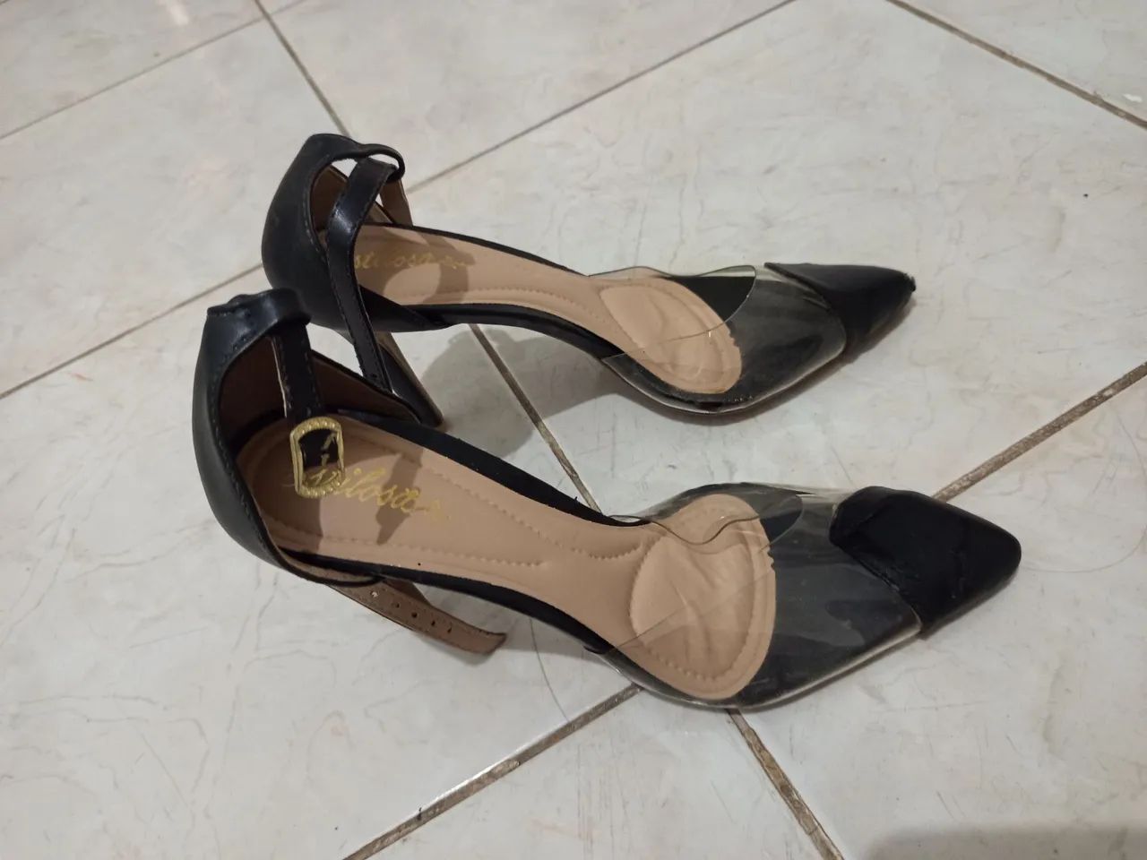 Scarpin preta com detalhe transparente  - Foto 2