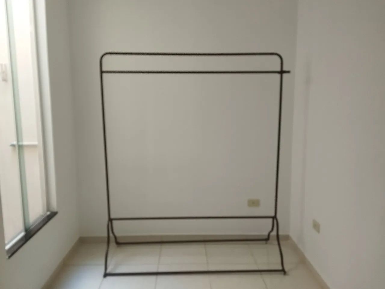 Arara de roupas de metal