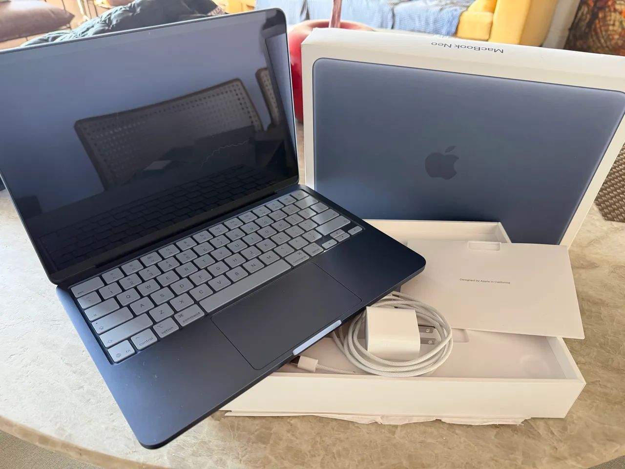 MacBook Neo 256gb Indigo Blue - Foto 2