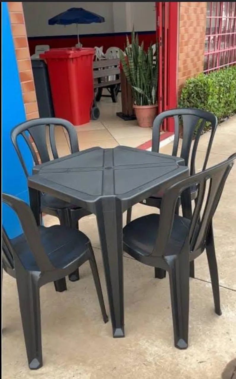 Conjunto de Mesa e 4 Cadeiras de Plástico Nova