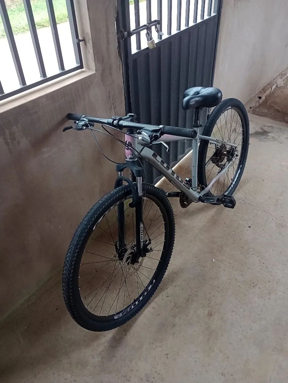 Bicicleta lutus semi nova poucas marcas de uso  - Foto 3