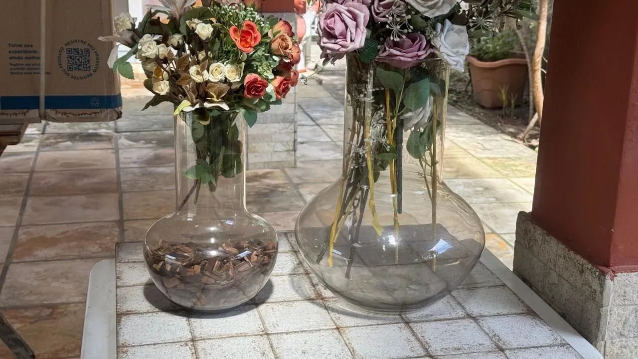 2 VASOS DECORATIVOS COM ARRANJO