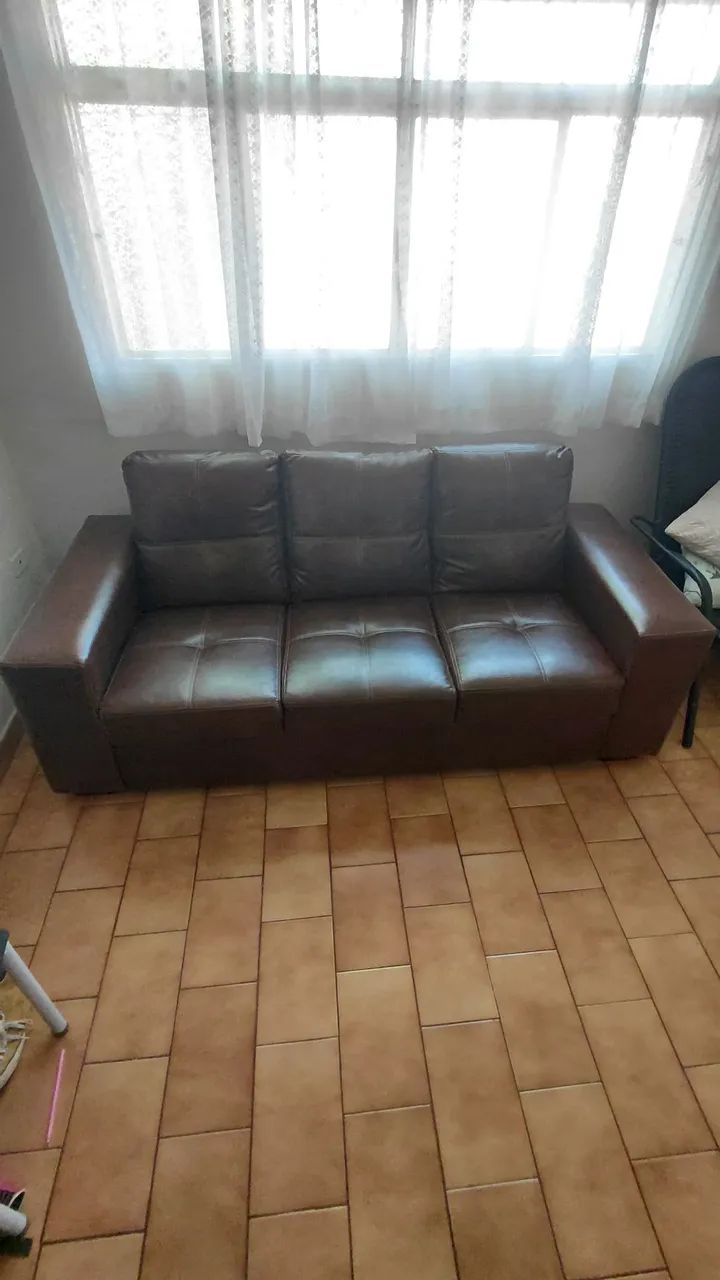 Sofá de couro marrom