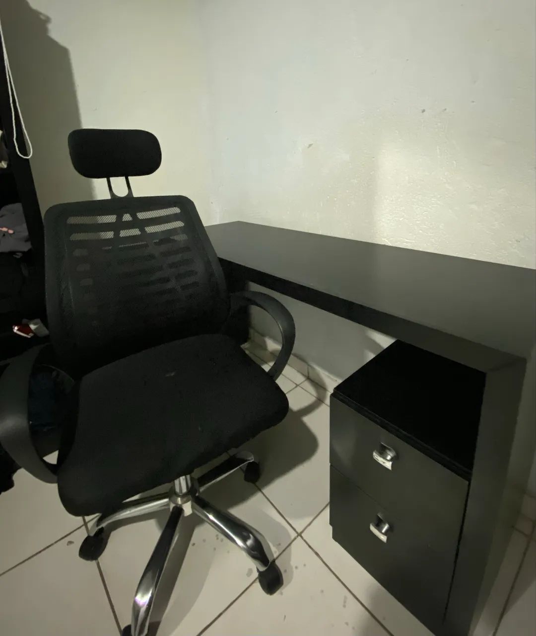 Escrivaninha + cadeira 