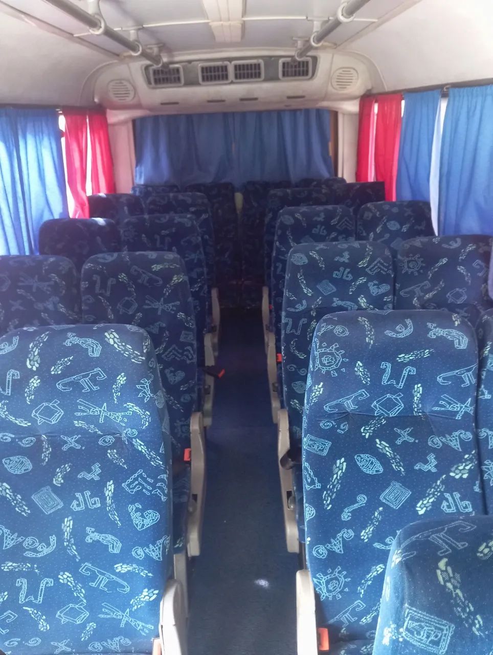 Vendo Micro ônibus 2013 com 23 lugares  - Foto 3