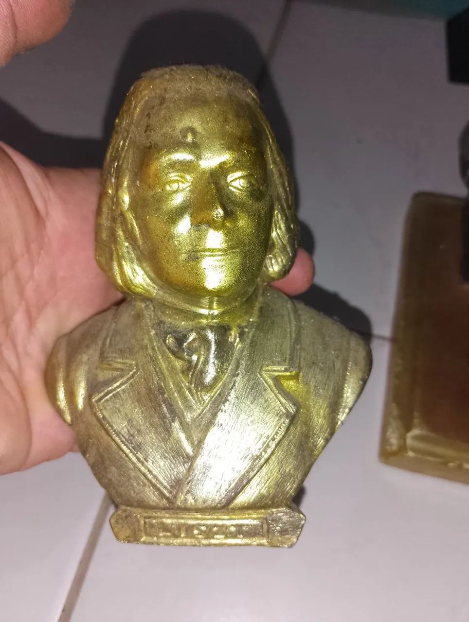 Busto de metal