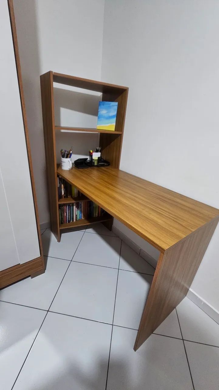 Escrivaninha Office cor Freijó com prateleiras