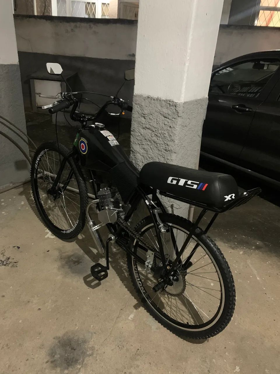 Bike motorizada com capacete