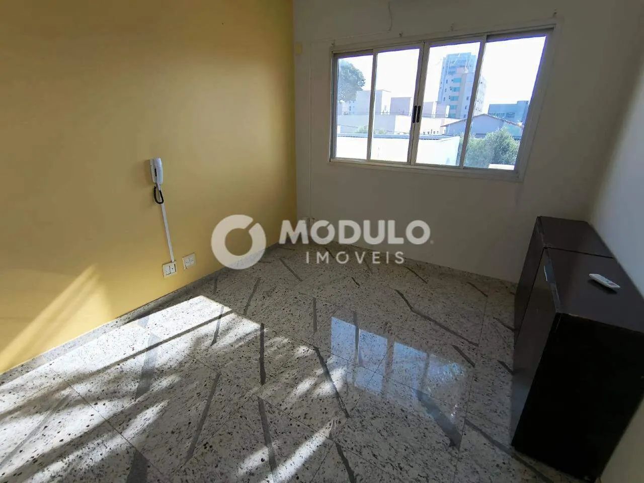 Sala comercial disponível para locação no bairro Umuarama.