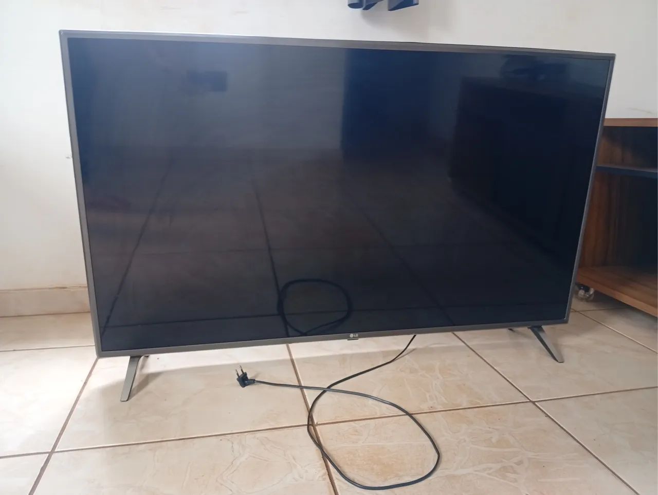 Vendo tv LG 55 polegada smart tá sem o conector de ante  - Foto 2