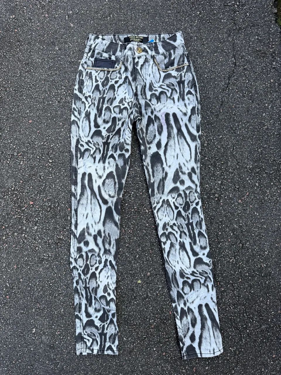 Calça jeans lança perfume 