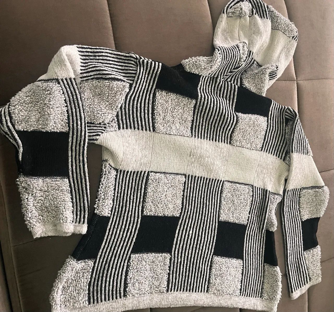 Blusa de lã com capuz ( branca e preta) - Foto 2