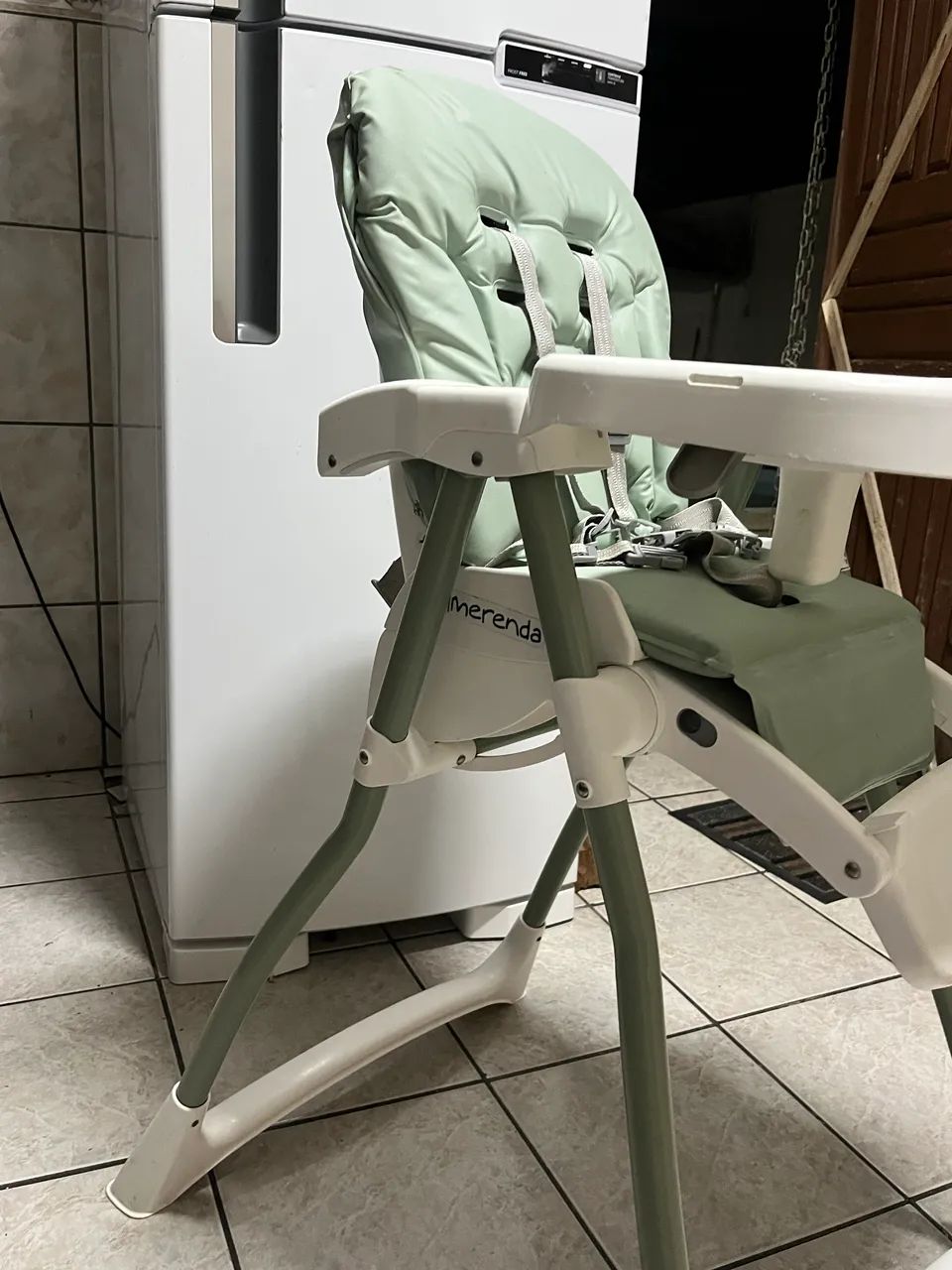 Esta cadeira infantil de alimentação é a Twibex Ravello na cor verde - Foto 5