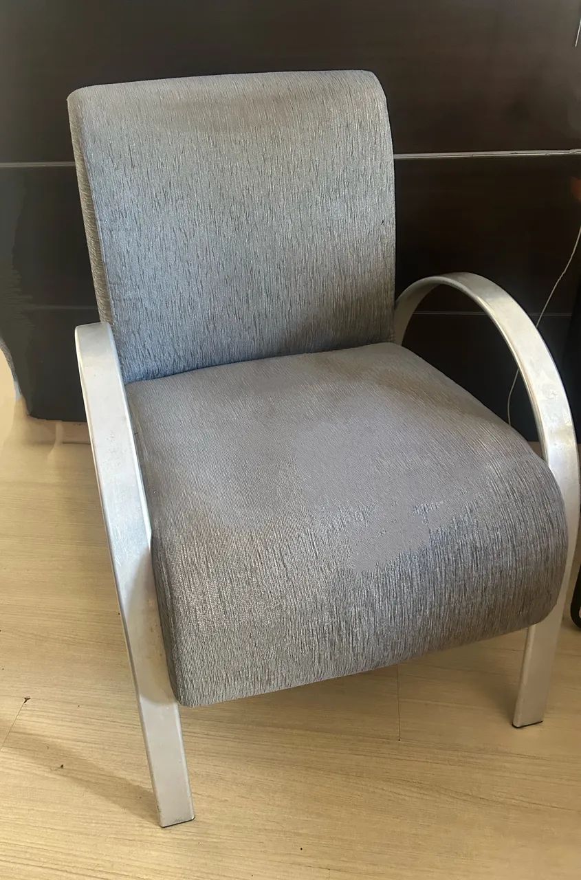 Poltrona com pé prata