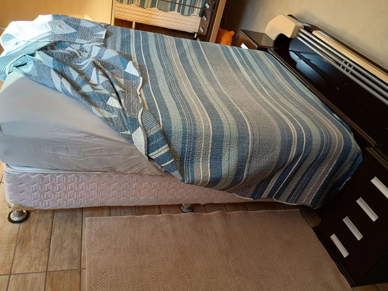 Vendo cama box de casal com cabeceira em ótimo estado. - Foto 4