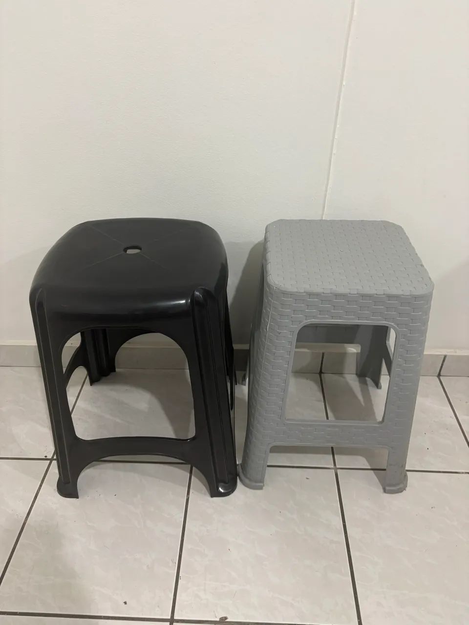 Kit com 3 cadeiras, 1 mesa e 2 banquetas de plástico. - Foto 3