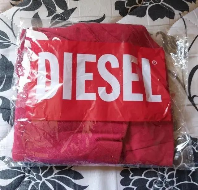 camiseta estampada vermelha diesel - Foto 2