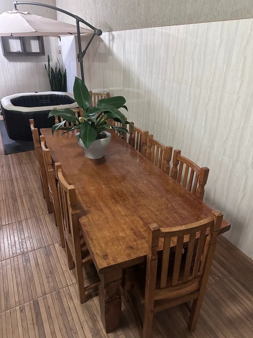 Mesa de madeira maciça com 10 cadeiras  - Foto 3