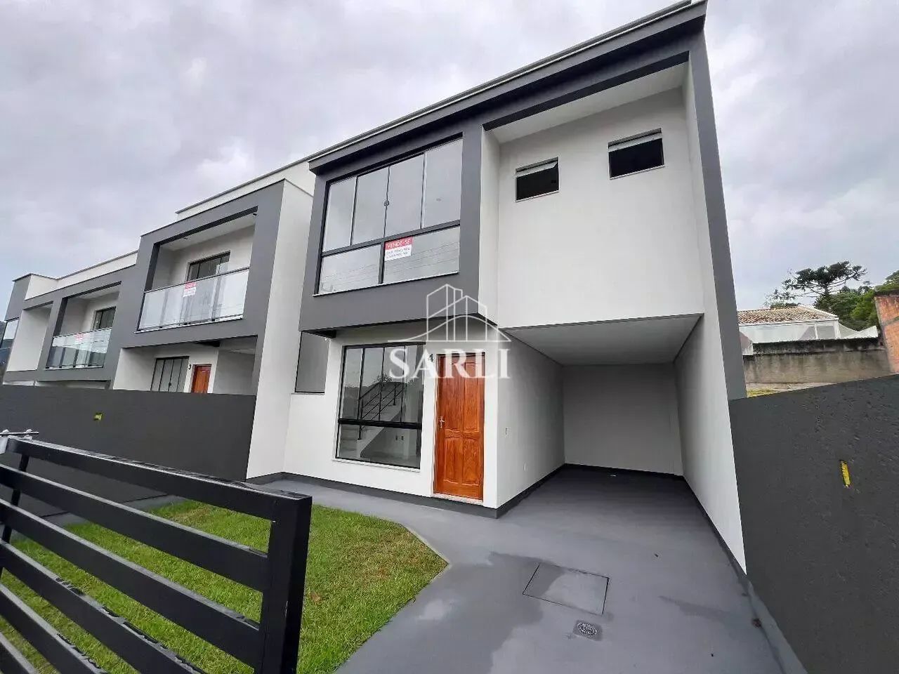 Sobrado com 3 dormitórios 1 suíte com sacada e quintal 2 vagas - São José/SC