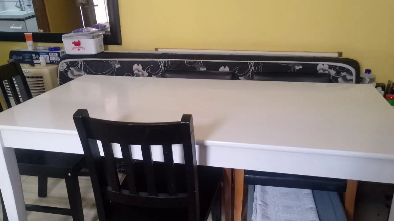 Mesa madeira com 4 cadeiras 