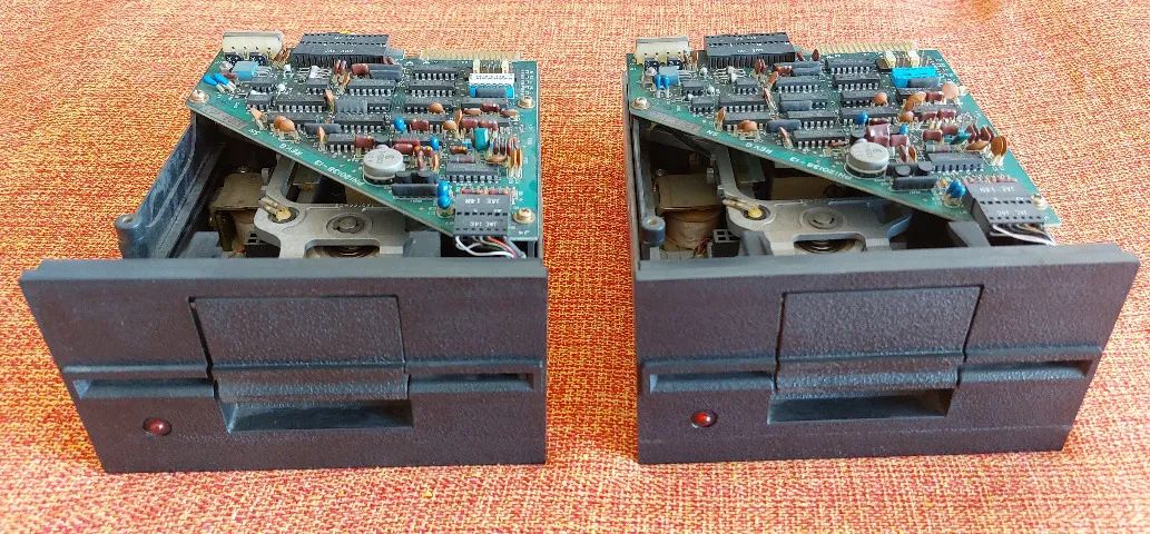 Lote de 2 Drives de Disquete 5.25", 360KB ( CP-500 ou TRS-80 )- Não Testados - P/ Conserto