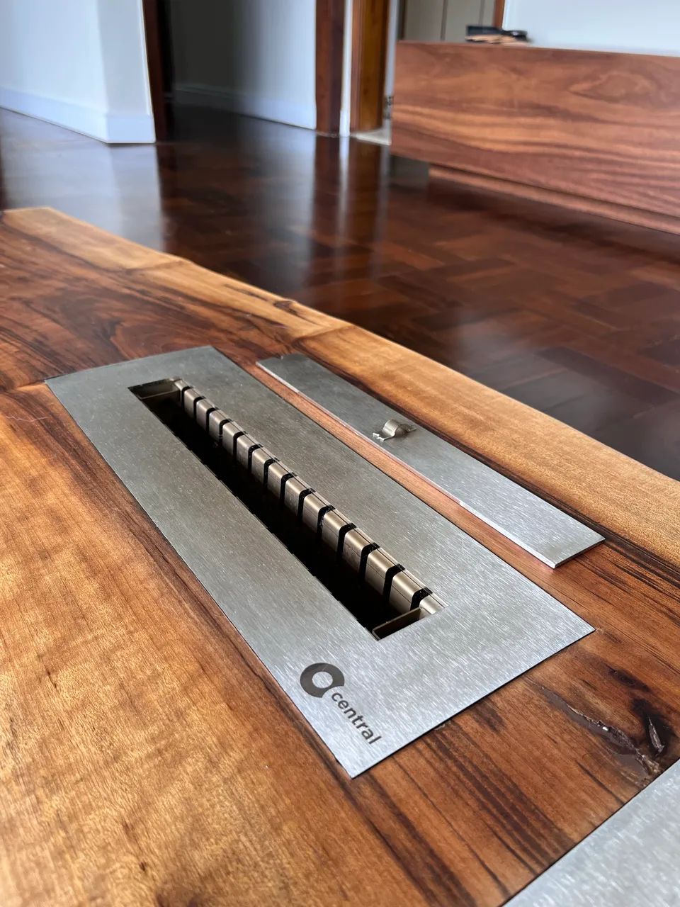 Mesa de centro em madeira maciça com lareira ecológica 65204505244545123