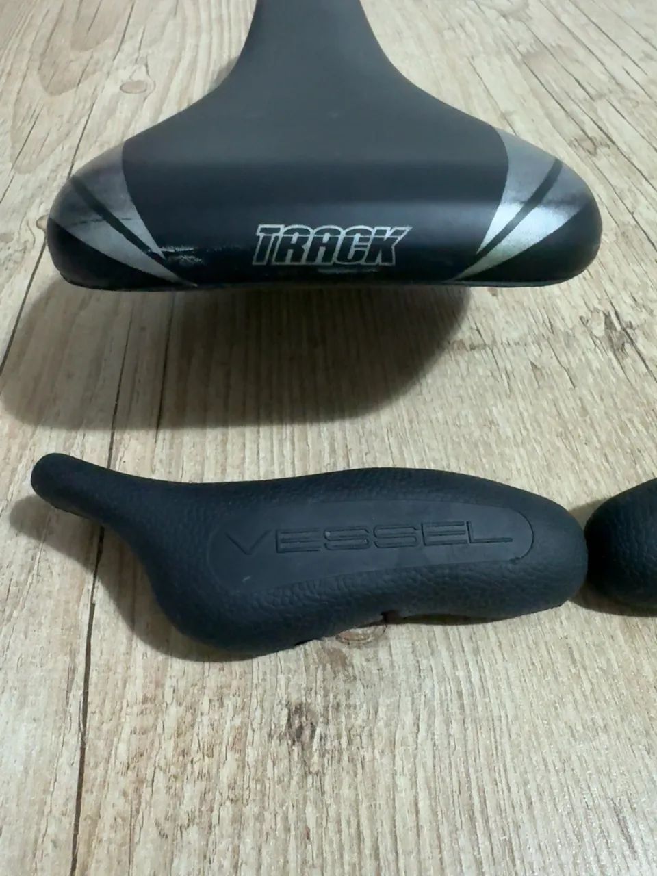     Kit Selim Track Original + Manoplas Ergonômicas Vessel