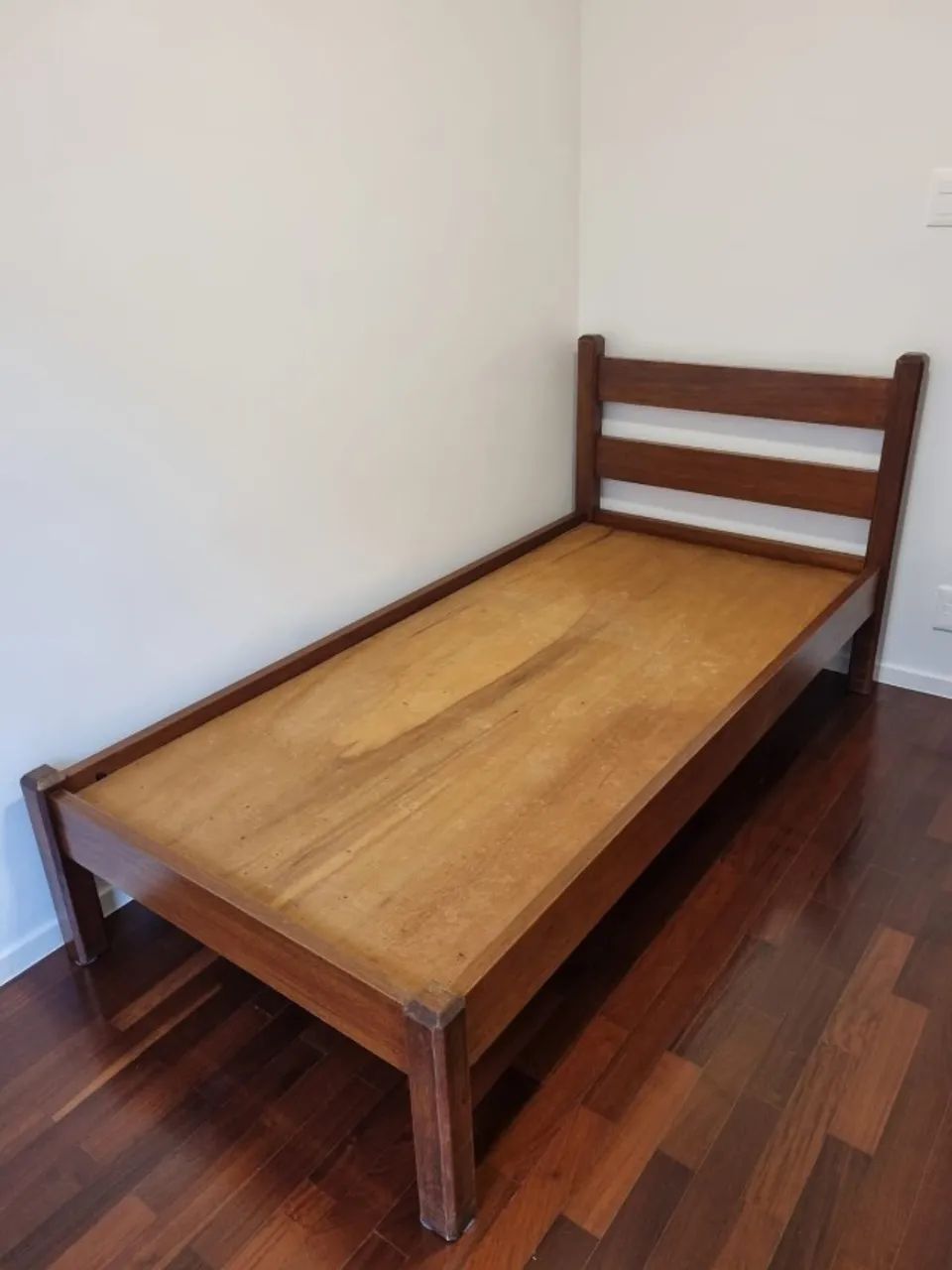 LINDA CAMA EM MADEIRA MACIÇA