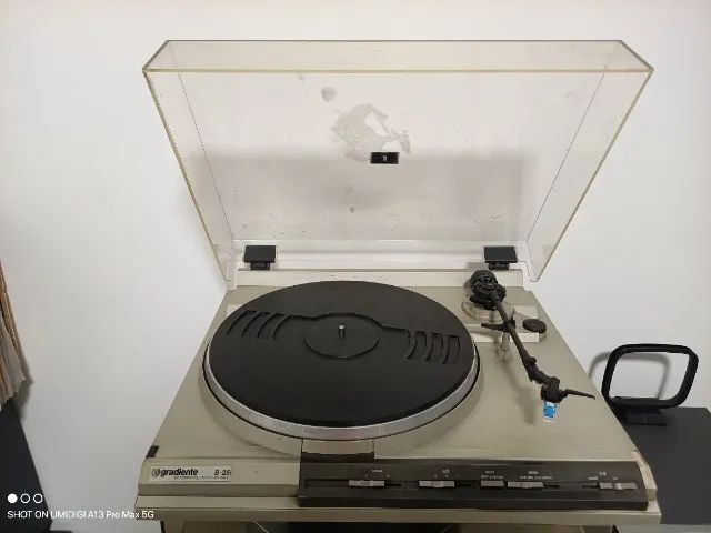 Toca discos Gradiente B25. Ótimo estado de funcionamento!