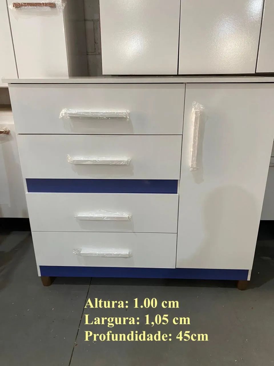 Cômoda com 4 gavetas 