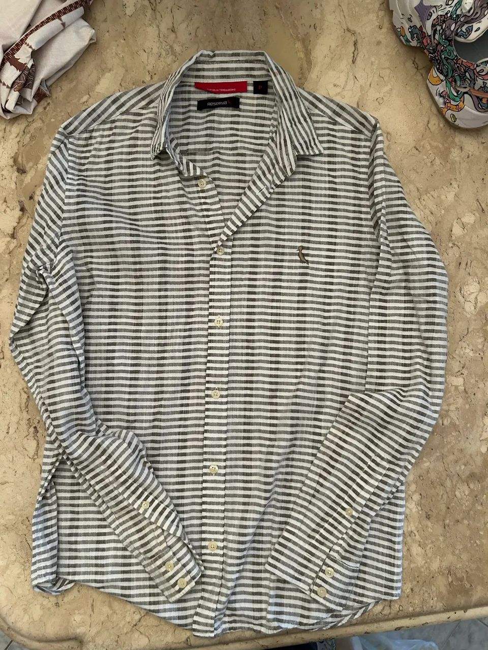 Camisa Masculina  marca  RESERVA  (P) - Foto 3