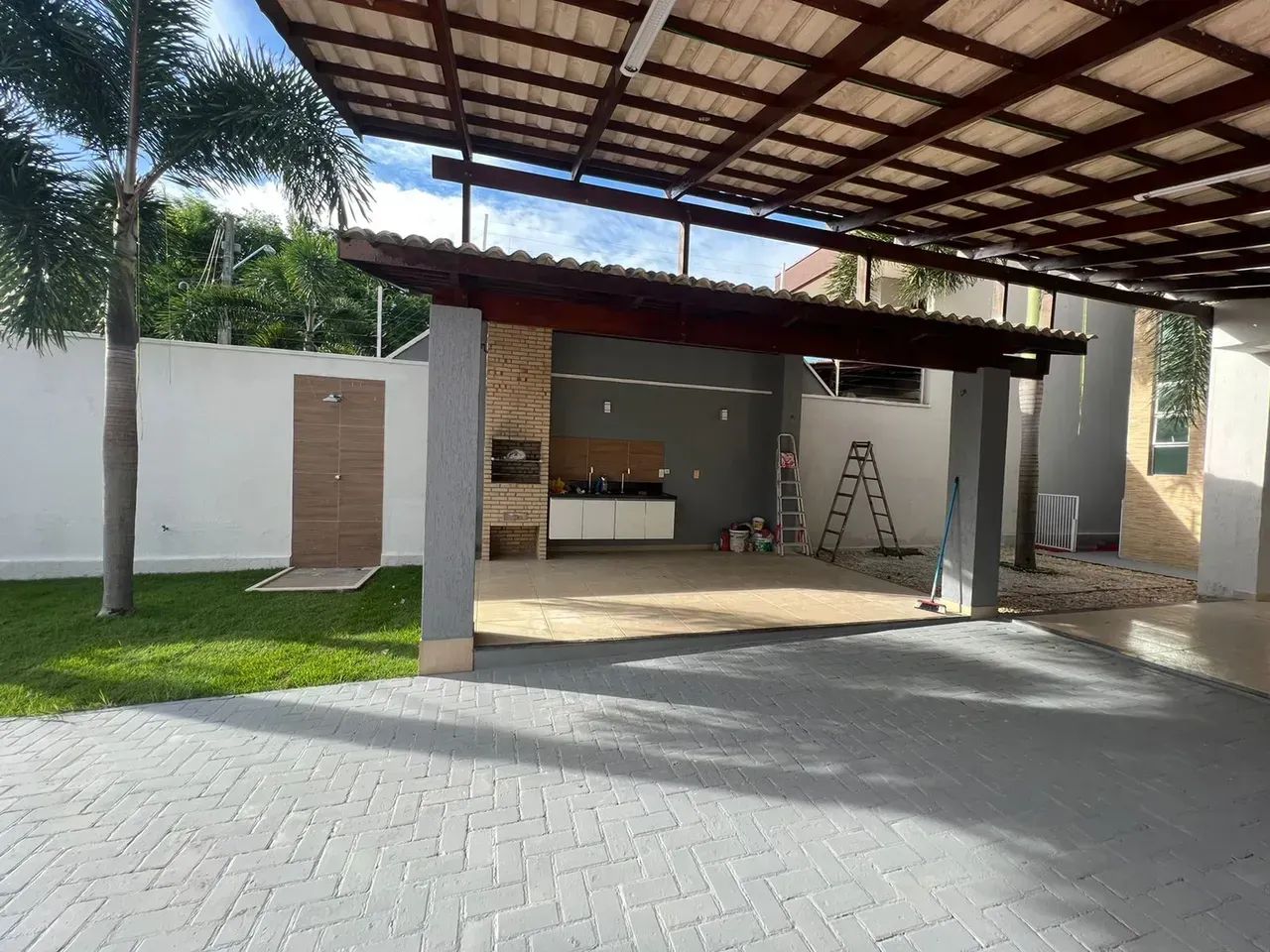 Casa Solta no Eusébio | 250m², 4 Suítes, Closet e 4 Vagas - Foto 2