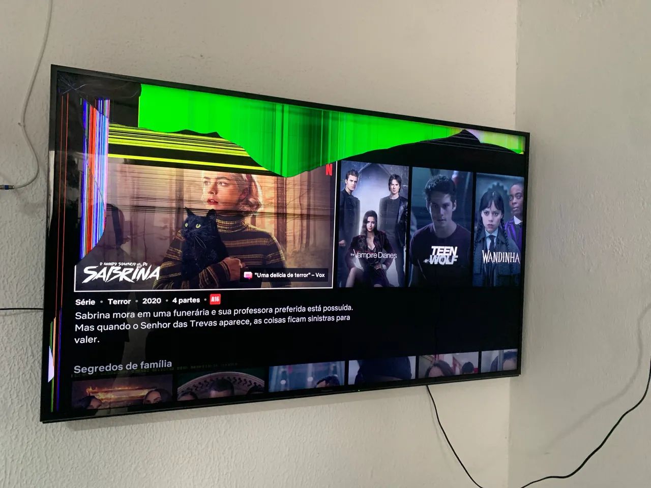 TV 68 polegadas com defeito na tela,mas funcionando troco por iPhone  - Foto 2