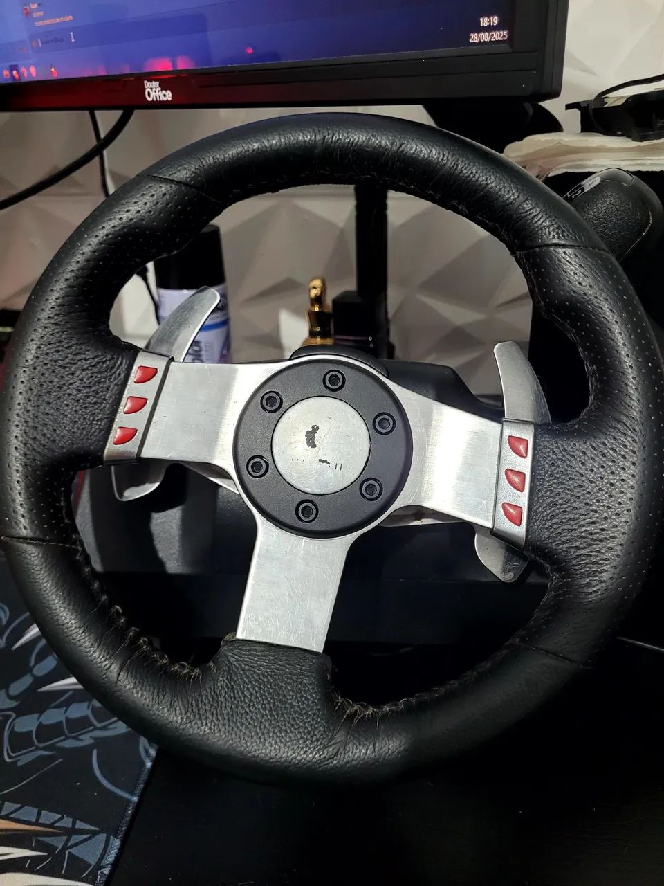Volante Logitech G27 - Volante + Câmbio 6 marchas + Pedais + Manopla da Scania