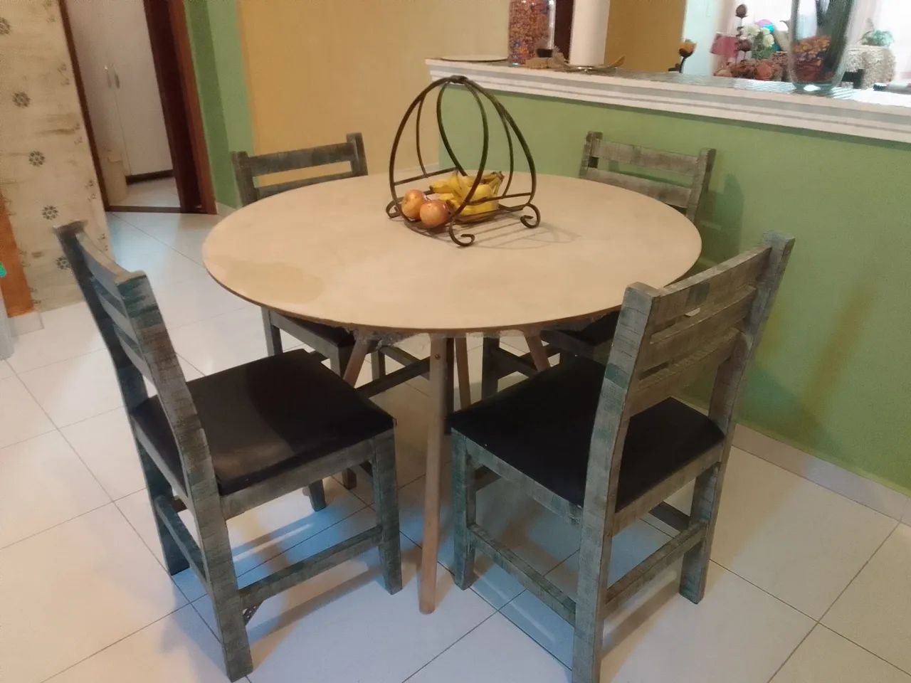 Mesa jantar e 4 cadeiras conservadas. - Foto 3