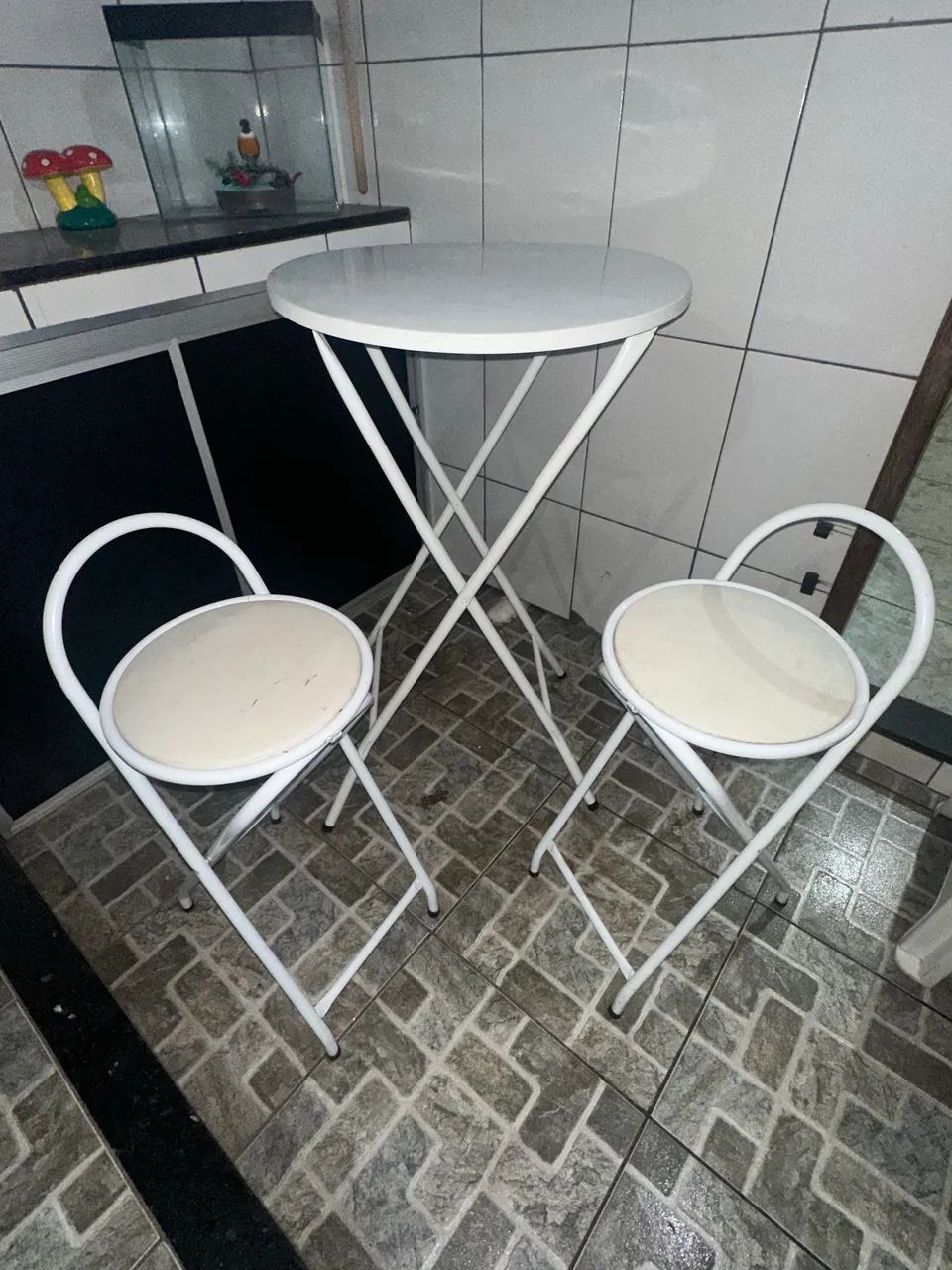Conjunto mesa + 2 cadeiras dobráveis
