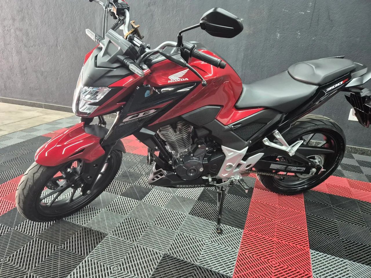 CB 300F CBS , único dono com garantia de fábrica impecável nunca caiu e nunca foi em lava  - Foto 3