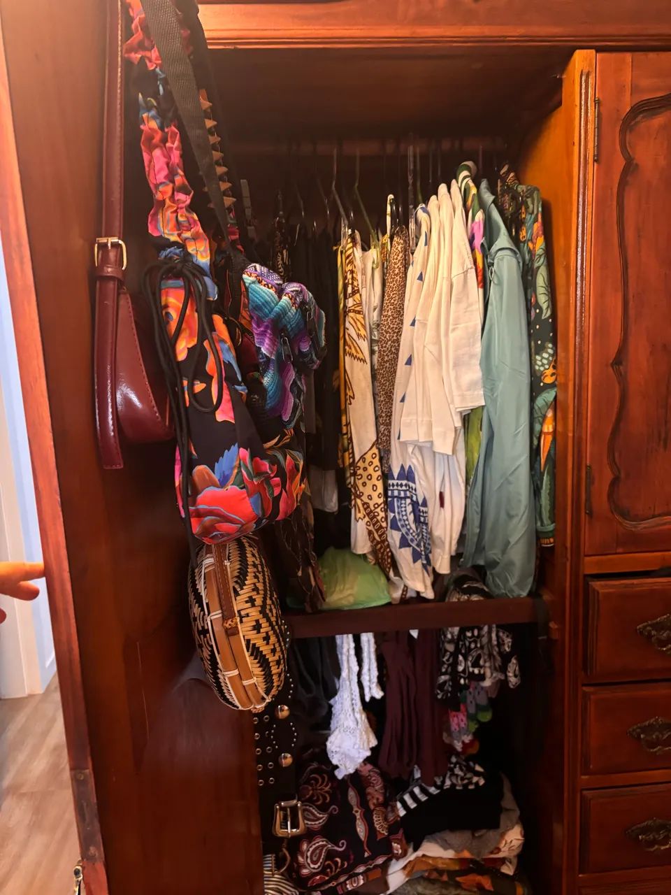 Guarda roupa de madeira antigo - Foto 2