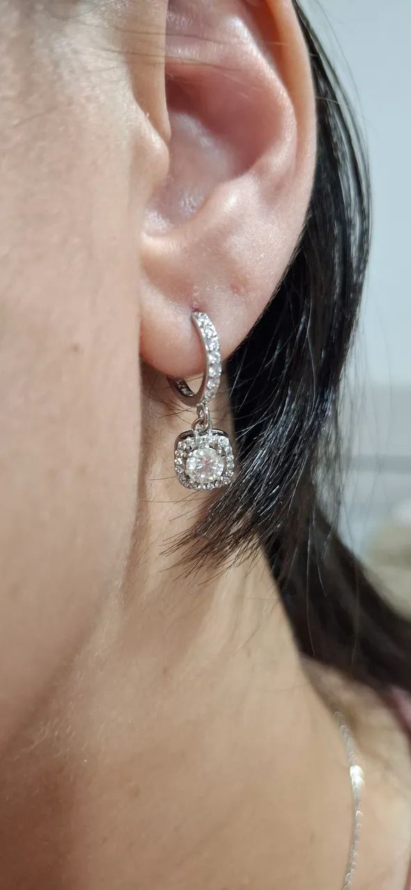 Brinco argolinha moissanite e prata de lei - Foto 4