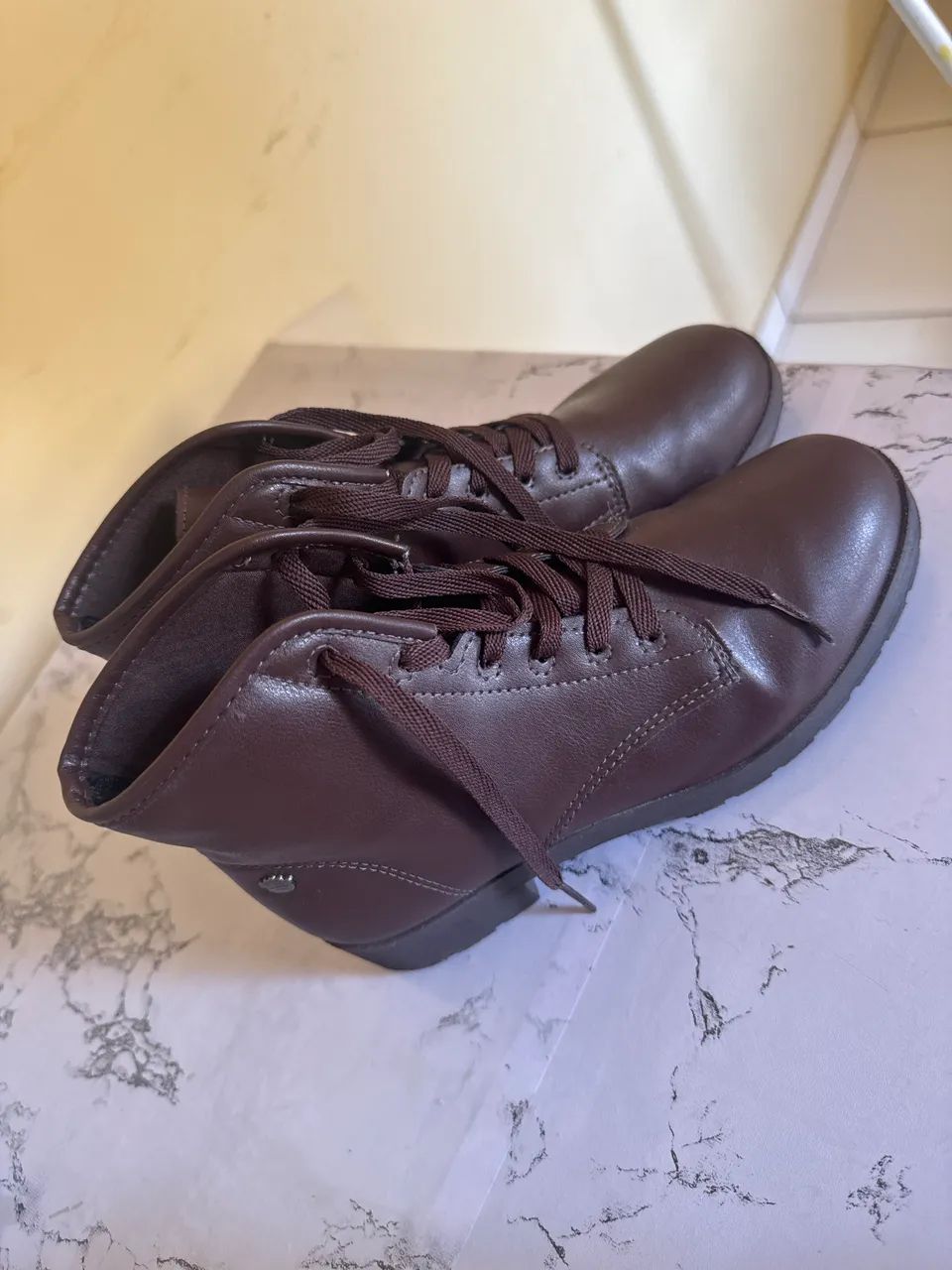 Duas botas femininas - nº 36 e nº 33 - Foto 2